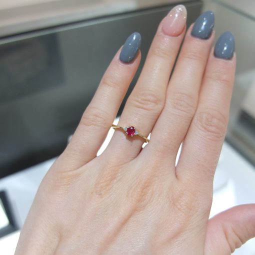 Jemný rubínový prsteň s diamantmi po stranách