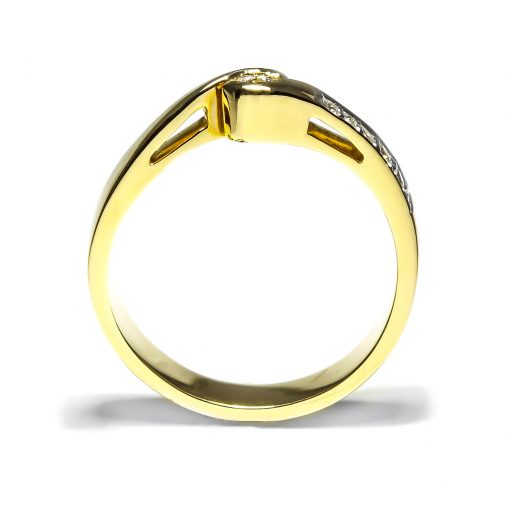 Nezvyčajný diamantový prsteň zo žltého Nezvyčajný diamantový prsteň zo žltého