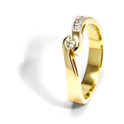 Nezvyčajný diamantový prsteň zo žltého Nezvyčajný diamantový prsteň zo žltého