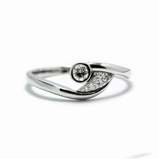 Elegantný diamantový prsteň z bieleho zlata