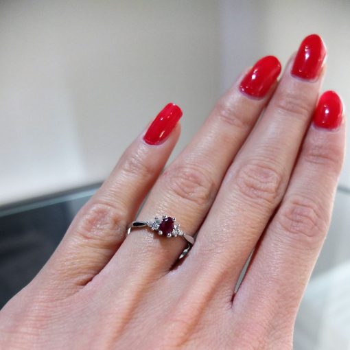 Elegantný diavý prsteň s prírodným rubínommanto