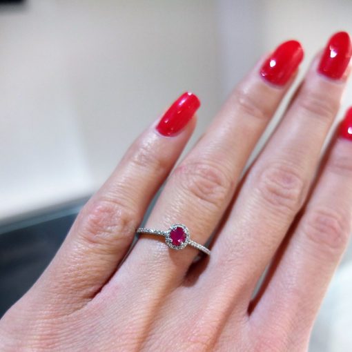 Jemný prsteň s rubínom a diamantmi