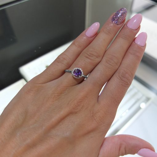 Elegantný-diamantový-prsteň-s-Ametystom-biely